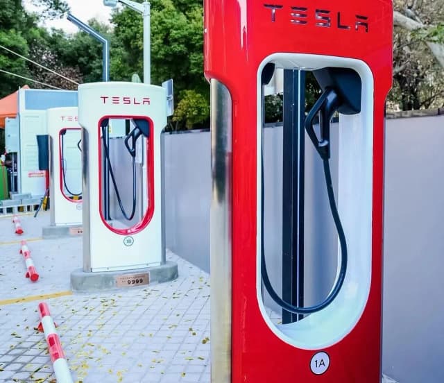 Czy Tesla potrzebuje benzyny? Odkryj prawdę o samochodach elektrycznych Czy Tesla potrzebuje benzyny? Odkryj prawdę o samochodach elektrycznych
