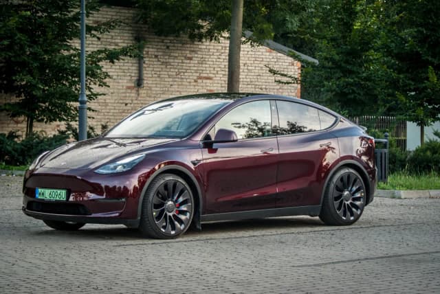 Tesla ile do 100 km/h - porównanie przyspieszenia modeli, które zaskakuje Tesla ile do 100 km/h - porównanie przyspieszenia modeli, które zaskakuje